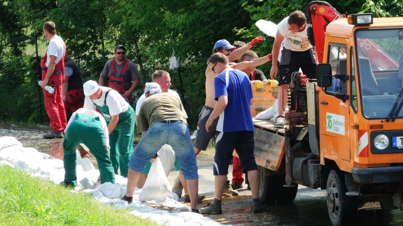 Freiwillig Helfende Flutkatastrophe